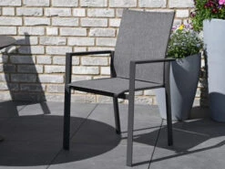 Alu Stapelsessel Trivento Anthrazit|dark-smoke 17 Alu Stapelsessel Trivento Anthrazit|dark-smoke -Gartenmöbel Verkäufe aluminium stapelsessel trivento anthrazit dark smoke ambientebild 2 627x627
