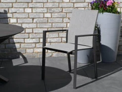 Alu Stapelsessel Trivento Anthrazit|light-smoke 19 Alu Stapelsessel Trivento Anthrazit|light-smoke -Gartenmöbel Verkäufe aluminium stapelsessel trivento anthrazit light smoke ambientebild 1 627x627