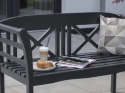 Woodie Holz Landhausbank 2-Sitzer Mahagoni Grey Glazed 5 Woodie Holz Landhausbank 2-Sitzer Mahagoni Grey Glazed -Gartenmöbel Verkäufe devries woodie landhausbank gartenbank 130cm mahagoni grey glazed ambientebild 627x627