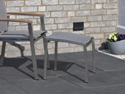 Edelstahl Fußhocker Rhodium Light-smoke -Gartenmöbel Verkäufe edelstahl fusshocker rhodium light smoke ambientebild 627x627