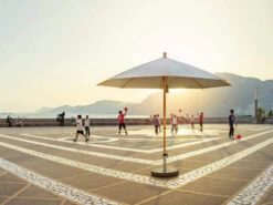 PIAZZINO Individual Sonnenschirm Stoffqualität 4 18 PIAZZINO Individual Sonnenschirm Stoffqualität 4 -Gartenmöbel Verkäufe glatz piazzino ambientebild italien 2019 627x627