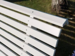 Parkbank Gartenbank Lund Weiß 3-Sitzer 139cm -Gartenmöbel Verkäufe hillerstorp parkbank gartenbank lund weiss ambientebild 2 627x627