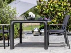 Kettler Diamond Stapelsessel Alu Anthrazit Sunbrella® Sooty Teak 13 Kettler Diamond Stapelsessel Alu Anthrazit Sunbrella® Sooty Teak -Gartenmöbel Verkäufe kettler diamond stapelsessel anthrazit sunbrella sooty ambientebild 1 627x627