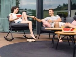 Odea Schaukelsessel Schwarz Matt Kordel Pepper -Gartenmöbel Verkäufe odea schaukelsessel garten schaukelstuhl outdoor odea schwarz matt pepper ambientebild 1 627x627