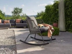 Odea Schaukelsessel Schwarz Matt Kordel Pepper -Gartenmöbel Verkäufe odea schaukelsessel garten schaukelstuhl outdoor odea schwarz matt pepper ambientebild 2 627x627