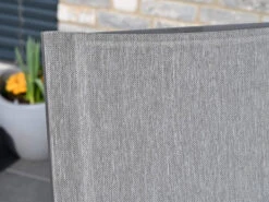 Edelstahl Highback Stapelsessel Rhodium Teak Light-smoke -Gartenmöbel Verkäufe rhodium light smoke ambientebild bespannung 627x627 1