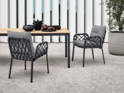 Caro Dining-Sessel Alu Anthracite String-Flex Anthracite -Gartenmöbel Verkäufe solpuri caro dining sessel anthracite ambientebild 3 627x627
