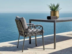 Caro Dining-Sessel Alu Anthracite String-Flex Anthracite -Gartenmöbel Verkäufe solpuri caro dining sessel anthracite ambientebild 627x627