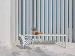 Caro Dining-Sessel Alu White String-Flex White Grey -Gartenmöbel Verkäufe solpuri caro dining sessel white ambientebild 3 627x627