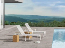Spa Liege Rollenliege Alu -Gartenmöbel Verkäufe solpuri spa liege rollenliege gartenliege alu white teakholz armlehnen ambientebild 1 627x627