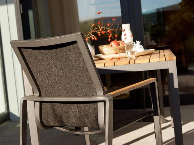 Stapelsessel Foxx Alu Anthracite Softex Coal Teak-Armlehne 5 Stapelsessel Foxx Alu Anthracite Softex Coal Teak-Armlehne – Bild 3