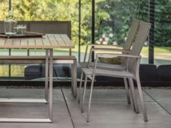 Stapelsessel Mika Teak Edelstahl Textilenbezug Leinen Grau 14 Stapelsessel Mika Teak Edelstahl Textilenbezug Leinen Grau -Gartenmöbel Verkäufe stern mika edelstahl teakarmlehnen ambientebild 1 627x627