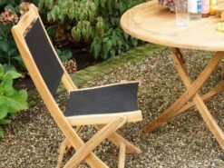 Klappstuhl Fairchild Teak Textilene® Schwarz -Gartenmöbel Verkäufe teakholz textilene klappstuhl fairchild ambientebild 3 627x627
