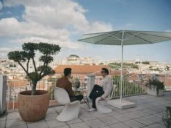 TWIST Matt Weiss Individual Sonnenschirm Stoffqualität 4 -Gartenmöbel Verkäufe twist sonnenschirm glatz matt weiss ambientebild 1 627x627